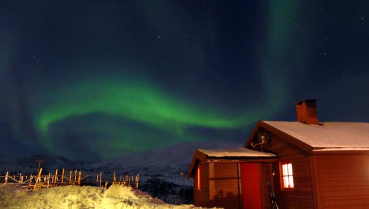 ARCHIVO - Aurora boreal sobre Tromsö, en Noruega. En los países escandinavos son relativamente frecuentes estos fenómenos, sobre todo entre septiembre y marzo. Foto: Andrea Warnecke/dpa