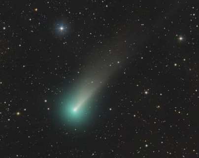 El cometa Leonard desfila sobre el cielo nocturno de la Noche Buena