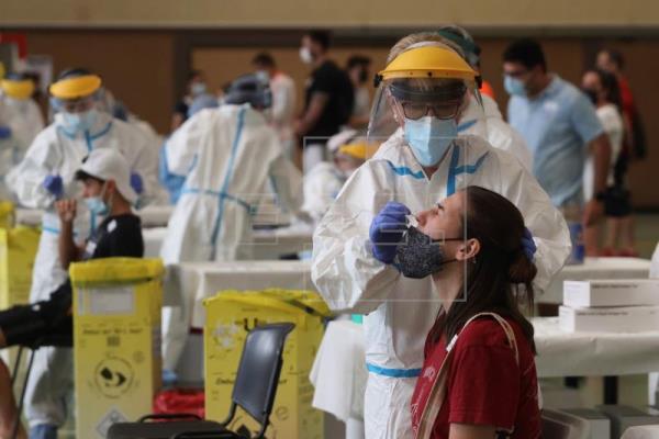 Un viajero procedente de Sudáfrica ha sido la primera persona en EE. UU. a quien se le detectó la variante ómicron del coronavirus. (Foto Prensa Libre: EFE)