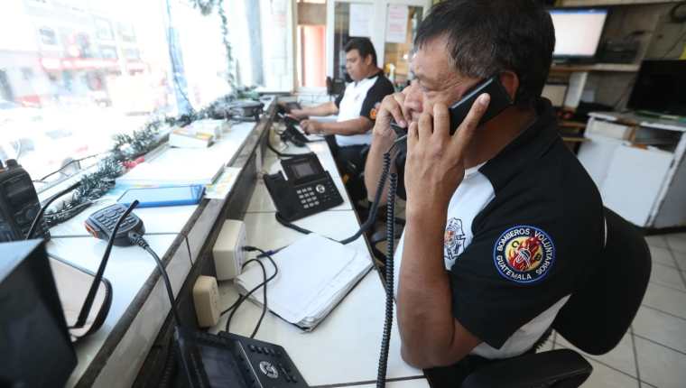 Bomberos Voluntarios reciben miles de llamadas diarias, pero la mayoría son falsas. (Foto Prensa Libre: María Reneé Barrientos)