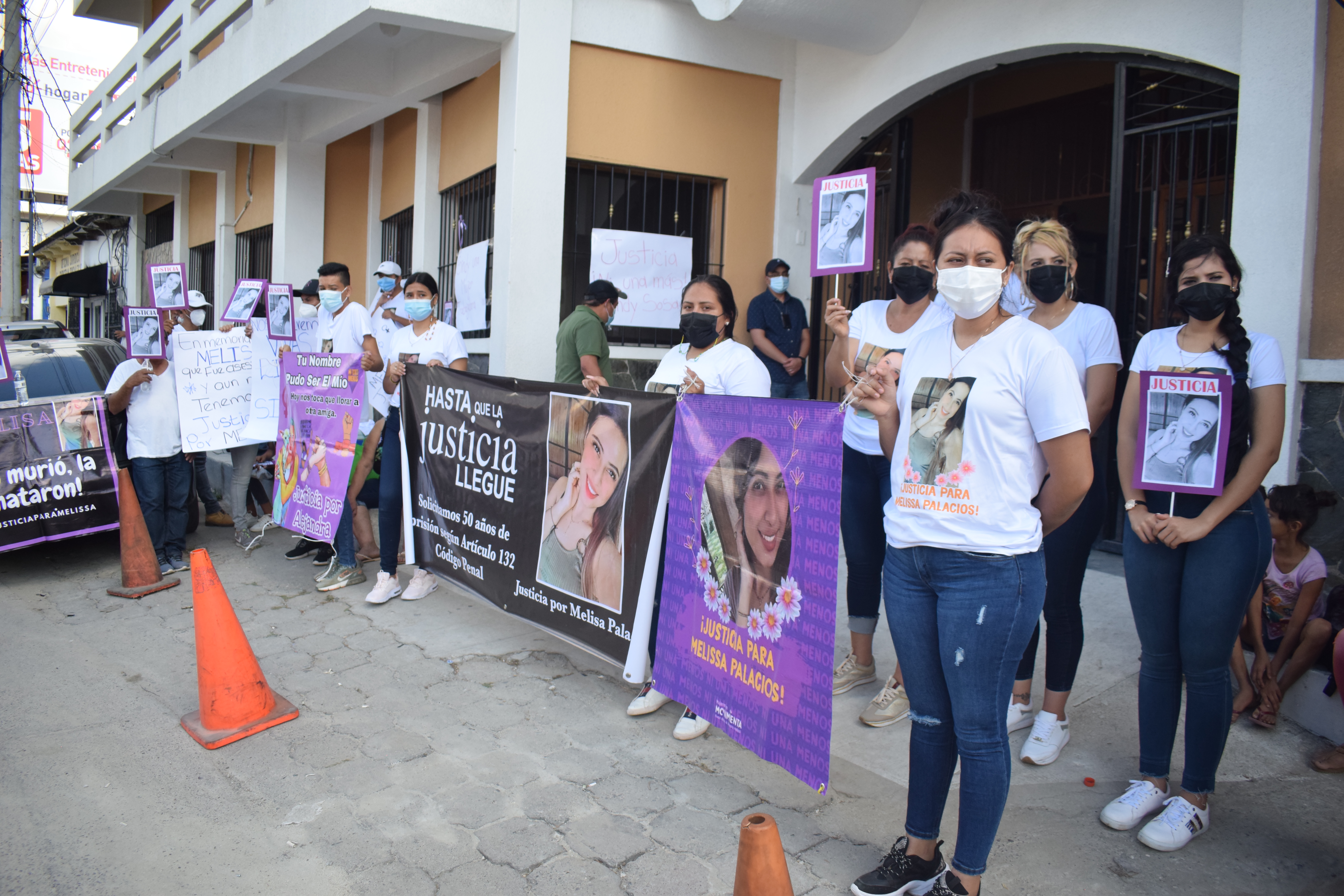 Familiares y amigos de Melissa Alejandra Palacios Chacón exigen justicia frente a un juzgado de Zacapa. (Foto Prensa Libre:)