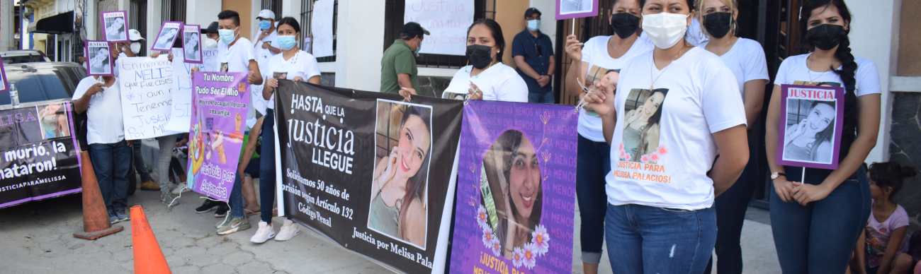 Familiares y amigos de Melissa Alejandra Palacios Chacón exigen justicia frente a un juzgado de Zacapa. (Foto Prensa Libre:)
