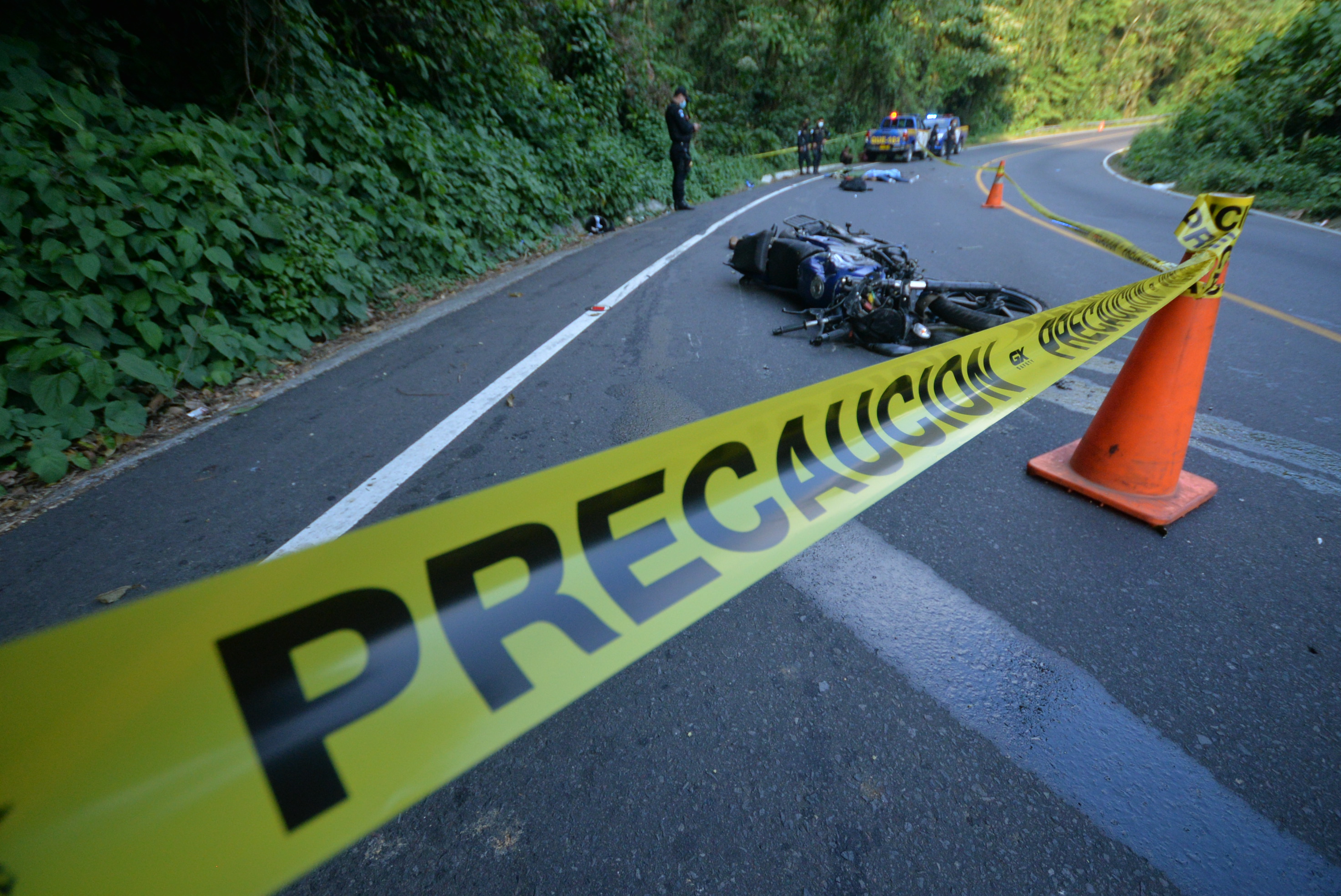 Dos agentes de la Policía Nacional Civil que salieron de servicio perdieron la vida en un aparatoso accidente de tránsito en El Palmar, Quetzaltenango. (Foto Prensa Libre: Victoria Ruiz)