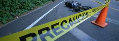 Dos agentes de la Policía Nacional Civil que salieron de servicio perdieron la vida en un aparatoso accidente de tránsito en El Palmar, Quetzaltenango. (Foto Prensa Libre: Victoria Ruiz)