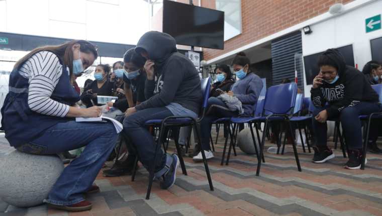 Deportados guatemaltecos desde Estados Unidos ingresaron en los últimos vuelos del año. (Foto Prensa Libre: Esbin García)