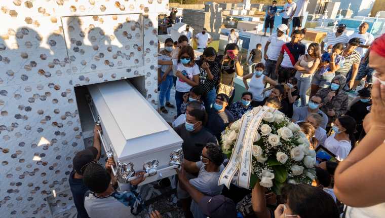 Los restos de uno de los migrantes dominicanos fallecidos en el accidente ocurrido en México, son llevados al cementerio en la comunidad de Cañafistol, Baní. (Foto Prensa Libre: EFE)