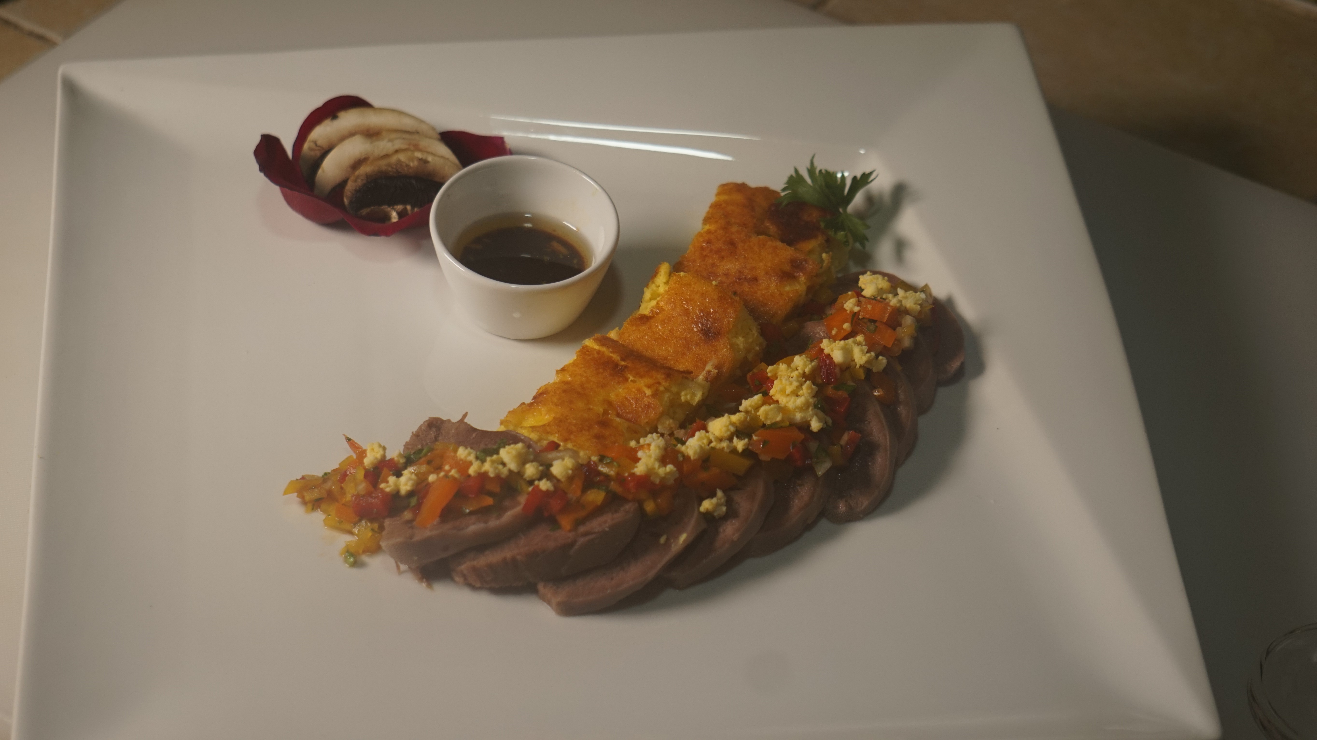 Chipa guazú y lengua a la vinagreta son platillos festivos tradicionales de Paraguay,  donde se suelen consumir en Navidad o en celebraciones especiales, receta preparada por el chef  paraguayo Alexis Noguera. (Foto Prensa Libre, cortesía de Alexis Noguera)