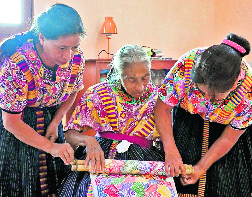 El fortalecimiento de la indumentaria maya se ha logrado gracias a las abuelas y abuelos ajkem que han guardado el conocimiento y  lo heredan a hijos y nietos. (Foto Hemeroteca PL)