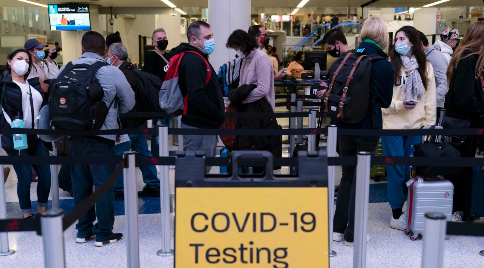 A principios de la próxima semana, Estados Unidos comenzará a exigir a todos los viajeros internacionales entrantes que realicen una prueba de COVID-19, tomada un día antes de su vuelo al país, independientemente de su nacionalidad o estado de vacunación.
AP