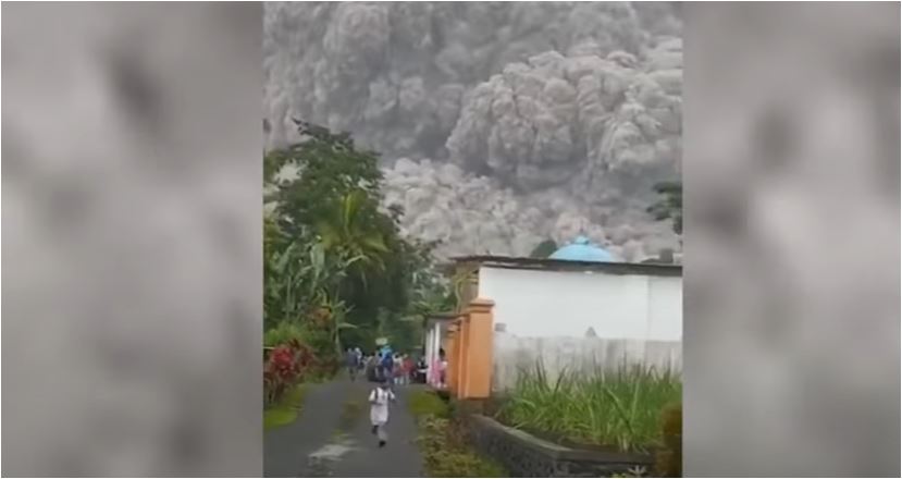 Los habitantes entraron en pánico y huyeron cuando la lava y las cenizas volcánicas alcanzaron sus comunidades. (Foto Prensa Libre: Captura de Youtube)