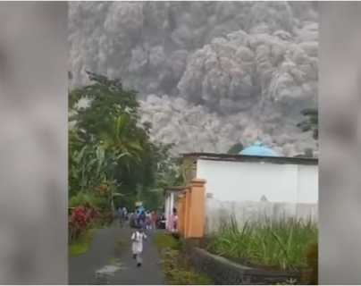 Videos: Al menos un muerto y decenas de heridos por erupción del volcán Semeru en Indonesia