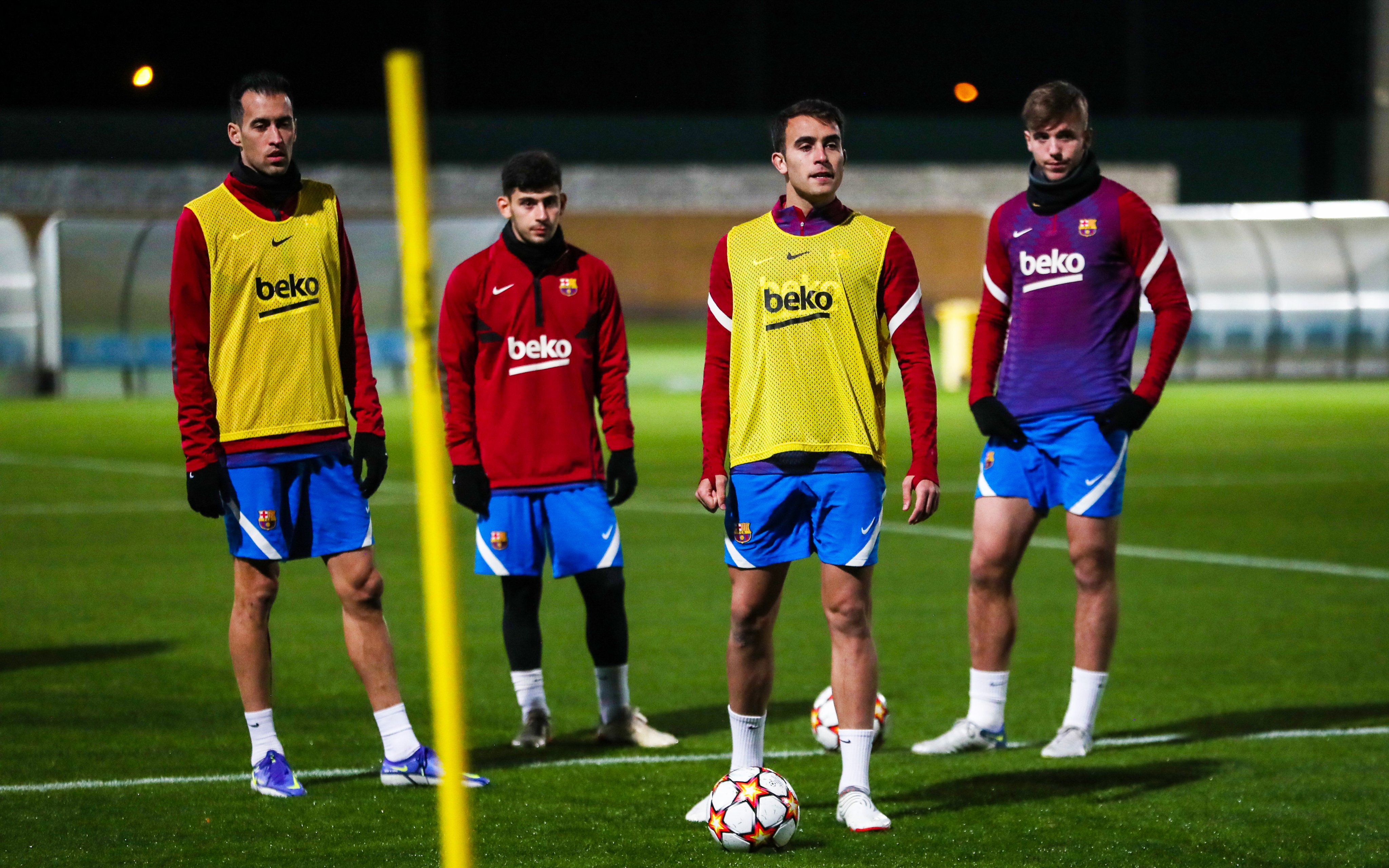 Los jugadores del Barsa durante la práctica de este lunes. (Foto Prensa Libre: FC Barcelona)