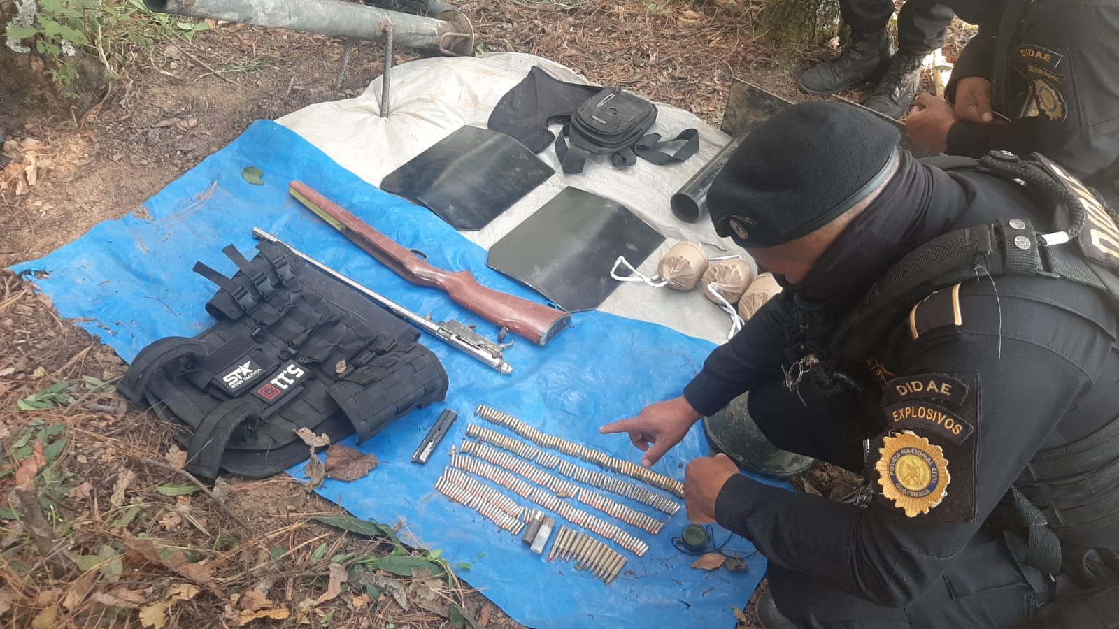 El armamento fue encontrado en cajas enterradas. (Foto: PNC)