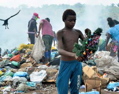 El niño y el árbol de Navidad: la historia detrás de una foto viral que retrata la pobreza en Brasil