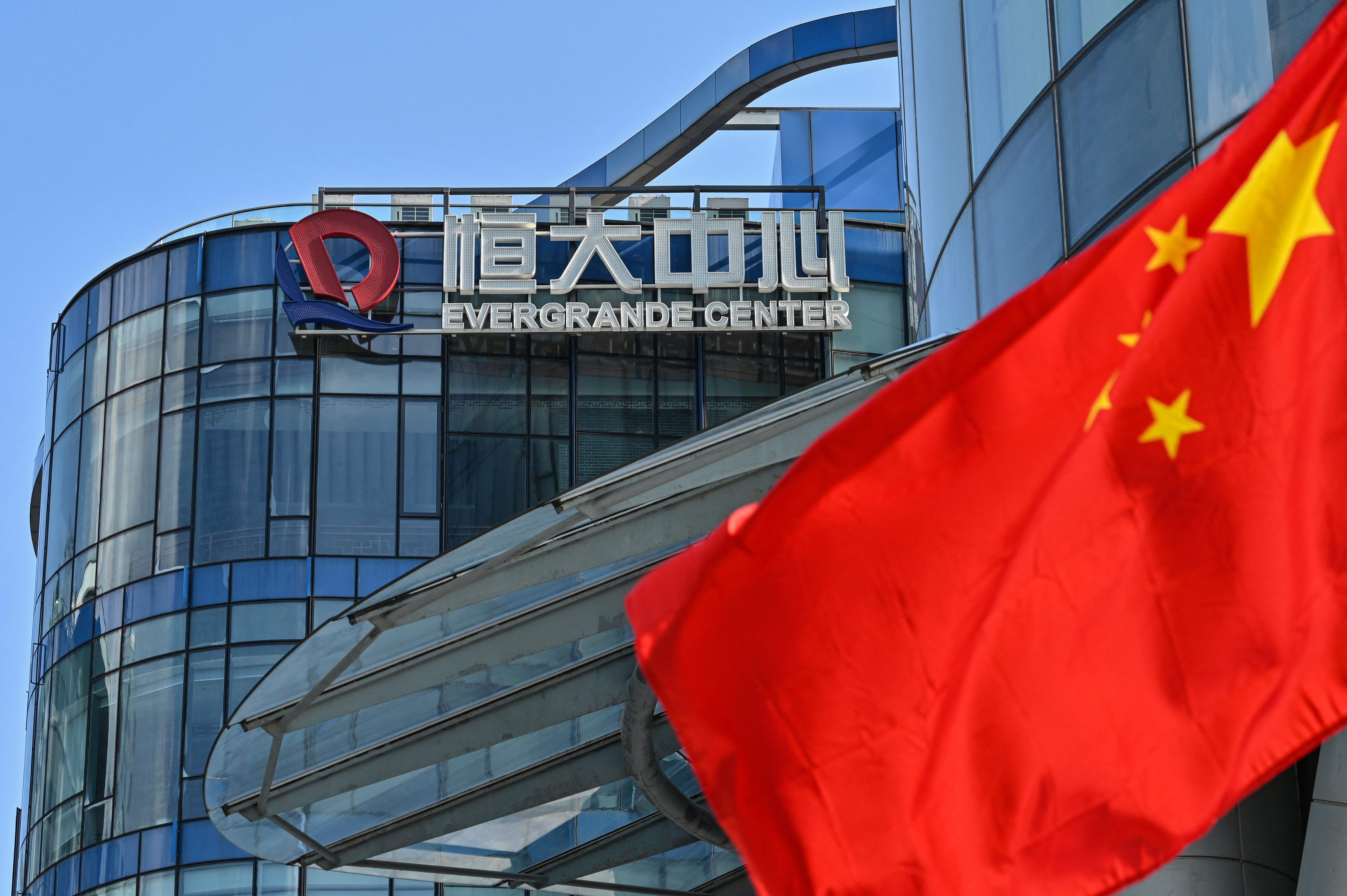 Esta foto de archivo tomada el 22 de septiembre de 2021 muestra una vista general del edificio Evergrande Center en Shanghái. - El gigante inmobiliario chino fue declarado en mora el 9 de diciembre de 2021 por la agencia Fitch Ratings, citando el incumplimiento de la promotora inmobiliaria cargada de deudas en el pago de más de US$1 mil 200 millones. (Foto de Hector RETAMAL / AFP)