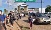 Migrantes centroamericanos cruzan el puesto fronterizo de El Carmen sin registrar su ingreso al país. (Foto Prensa Libre: Hemeroteca PL)