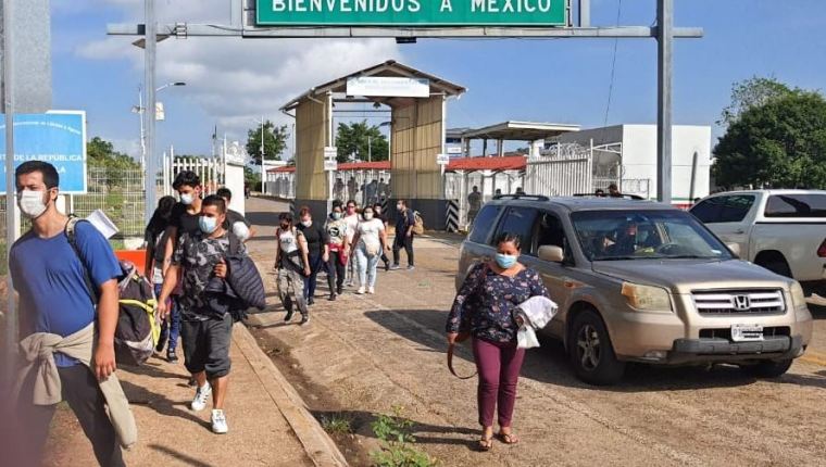 Migrantes centroamericanos cruzan el puesto fronterizo de El Carmen sin registrar su ingreso al país. (Foto Prensa Libre: Hemeroteca PL)