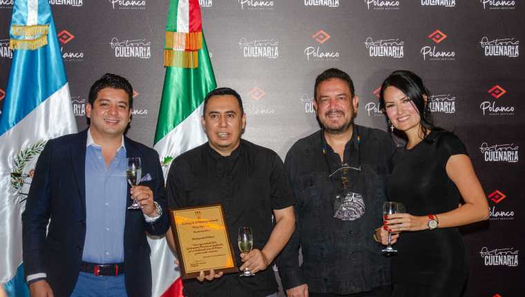 Ejecutivos de Restaurante Polanco recibieron el reconocimiento de parte de la Embajada Mexicana. Foto Prensa Libre: Cortesía.