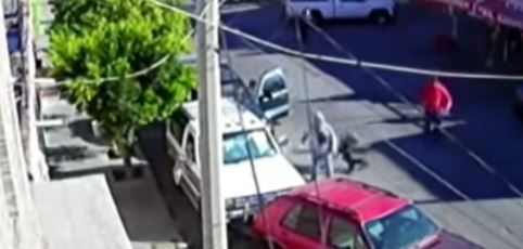 Niño arrolla a su abuelo cuan maniobraba auto en México. (Foto Prensa Libre: Tomada del video de Alberto Viveros Noticias)