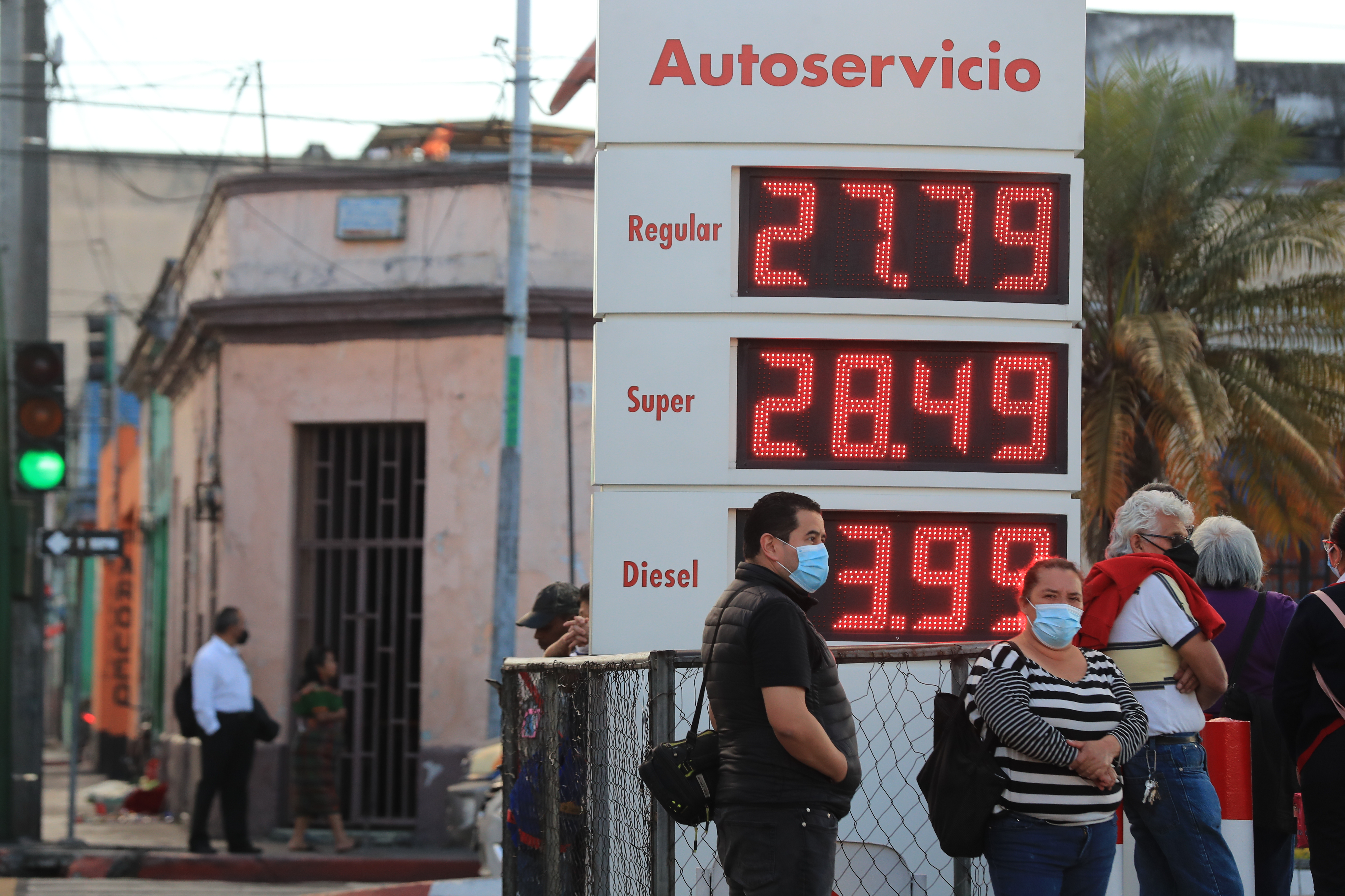 El precio del galón de gasolina registró una disminución este viernes 3 de diciembre en las estaciones de servicio. (Foto Prensa Libre: Byron García) 