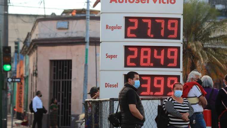 El precio del galón de gasolina registró una disminución este viernes 3 de diciembre en las estaciones de servicio. (Foto Prensa Libre: Byron García) 