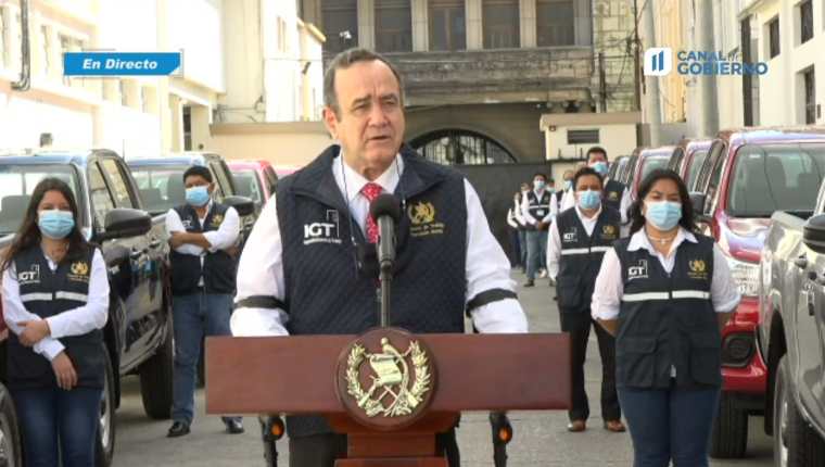 El presidente Alejandro Giammattei entregó 28 vehículos al Ministerio de Trabajo. (Foto Prensa Libre: Captura de pantalla)