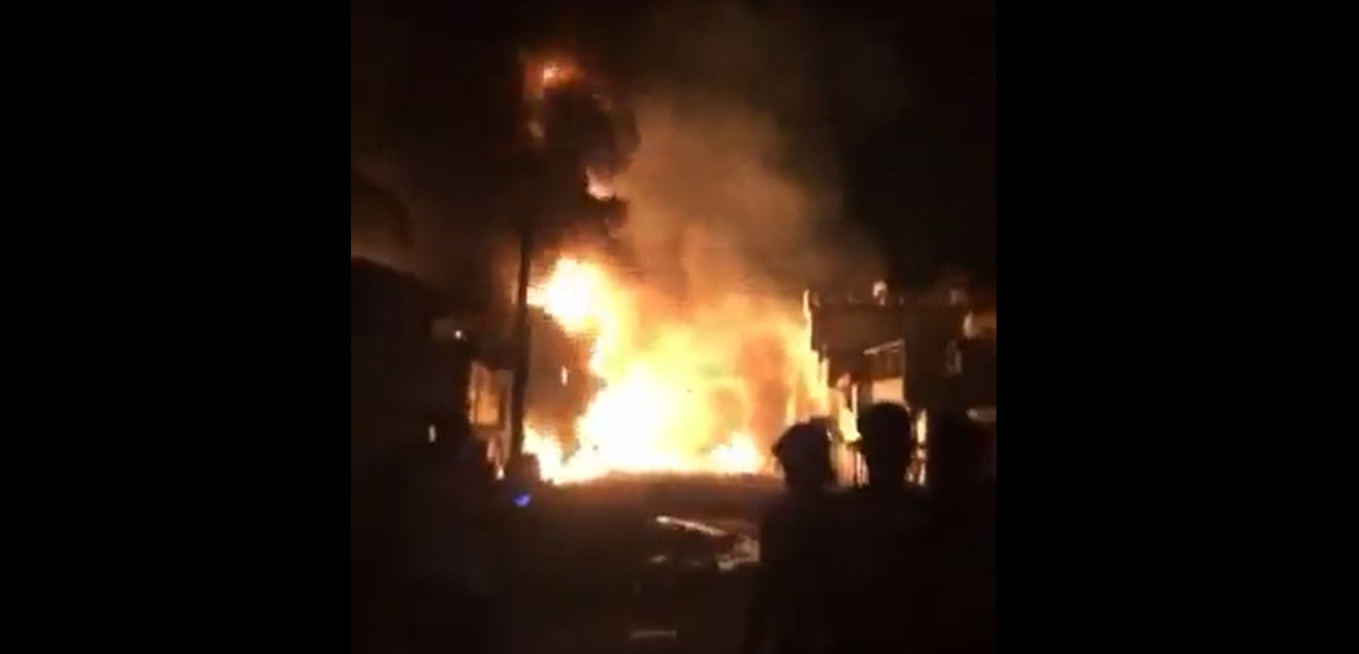 Bomberos combaten las llamas en un camión cisterna cargado con combustible en Haití. (Foto Prensa Libre: Twitter)