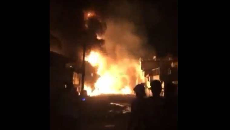 Bomberos combaten las llamas en un camión cisterna cargado con combustible en Haití. (Foto Prensa Libre: Twitter)