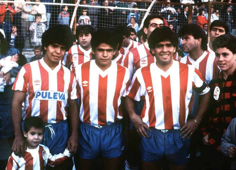 Los hermanos de Diego Armando Maradona también eran futbolistas y fueron fichados en equipos internacionales importantes. (Foto Prensa Libre: EFE)