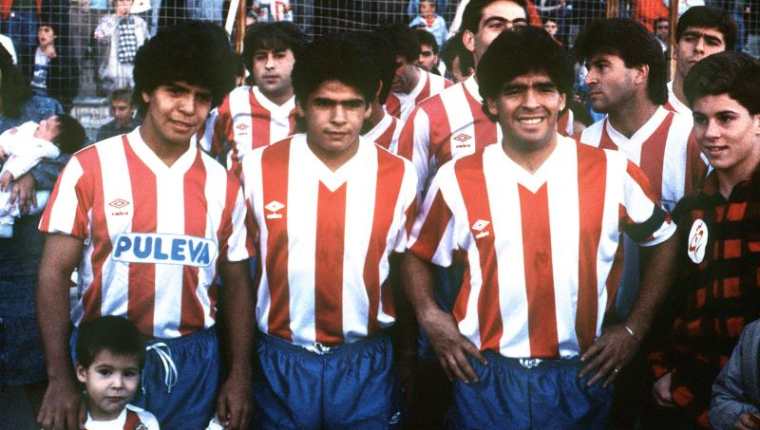 Los hermanos de Diego Armando Maradona también eran futbolistas y fueron fichados en equipos internacionales importantes. (Foto Prensa Libre: EFE)