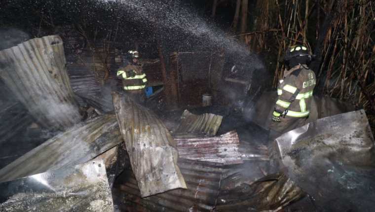 Bomberos controlan incendio en la zona 9 de Mixco. (Foto Prensa Libre: Bomberos Voluntarios) 