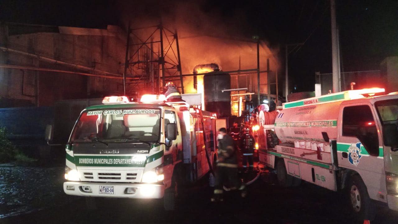 Socorristas trabajan para sofocar las llamas en una bodega de una fábrica de textiles en el km 18.5 de la ruta al Pacífico. (Foto Prensa Libre: CBMD)