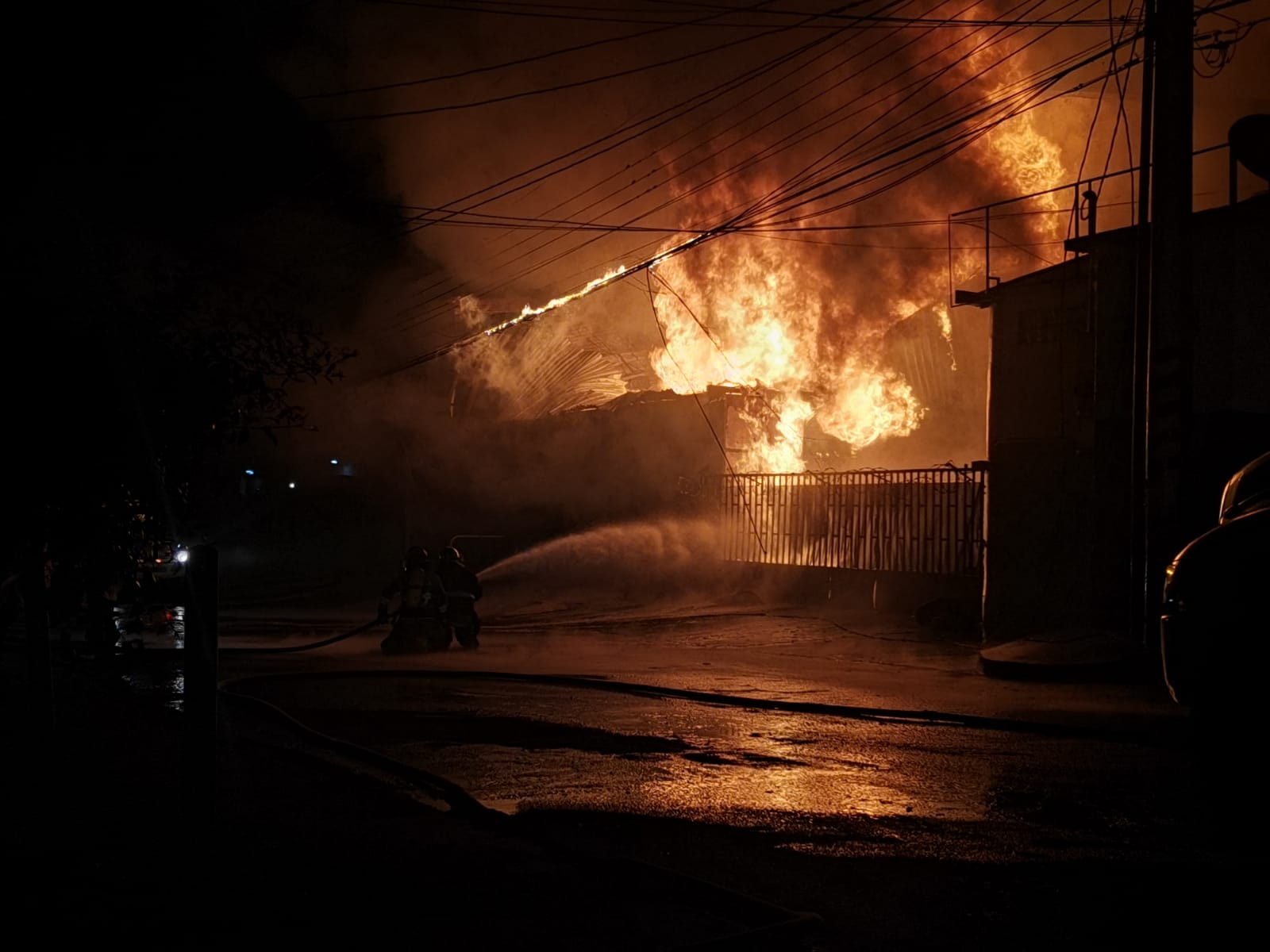 Bomberos Voluntarios combaten el incendio originado en una fábrica. (Foto Prensa Libre: Juan Diego González) 