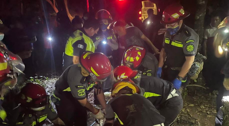 Bomberos de Mixco rescatan a jóvenes que ingerían licor y cayeron en un barranco. (Foto Prensa Libre: Bomberos Municipales de Mixco)