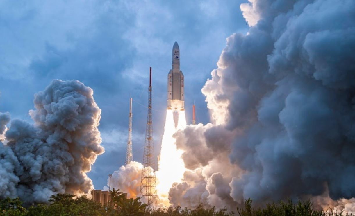 El despegue del cohete Ariane 5 de Arianespace que transportaba el telescopio espacial James Webb de la NASA. (Foto Prensa Libre: EFE)