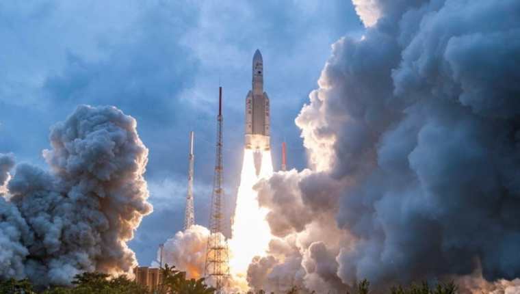 El despegue del cohete Ariane 5 de Arianespace que transportaba el telescopio espacial James Webb de la NASA. (Foto Prensa Libre: EFE)