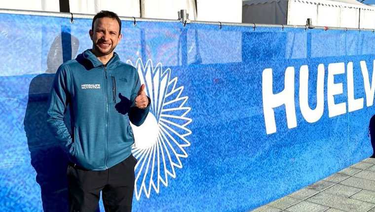 Kevin Cordón junto al logo del campeonato mundial que se está disputando en Huelva, España. (Foto Prensa Libre: Instagram Kevin Cordón)