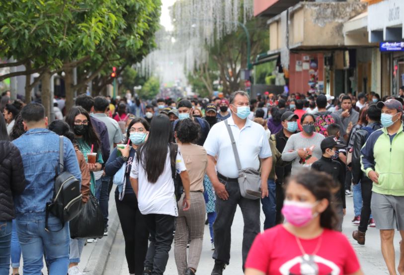 Guatemaltecos se movilizan con motivo de las fiestas de fin de año en medio de la pandemia del covid-19. (Foto Prensa Libre: Byron García)