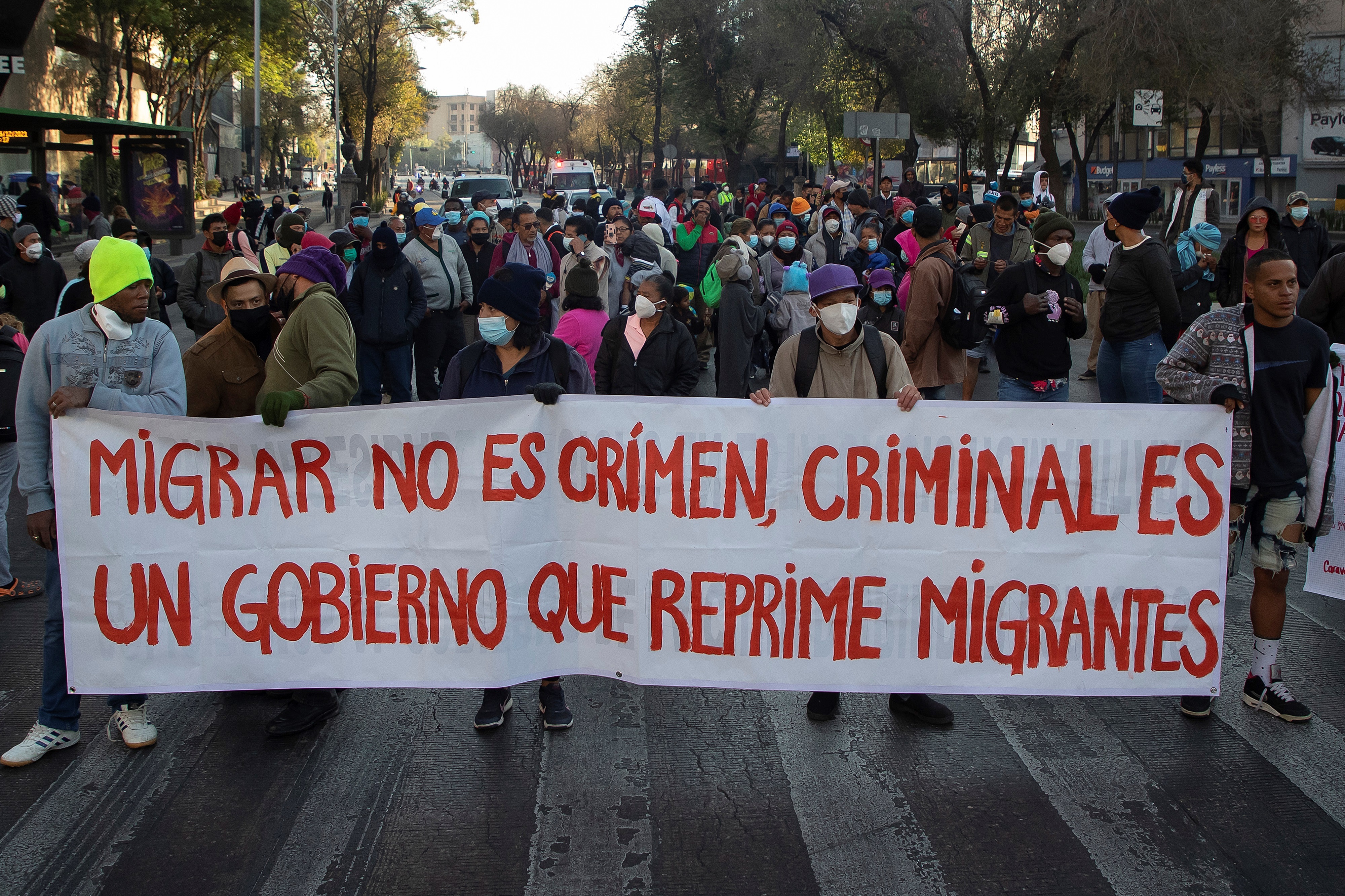 Cientos de migrantes participan en una marcha para pedir su regularización en la Ciudad de México. (Foto Prensa Libre: EFE)