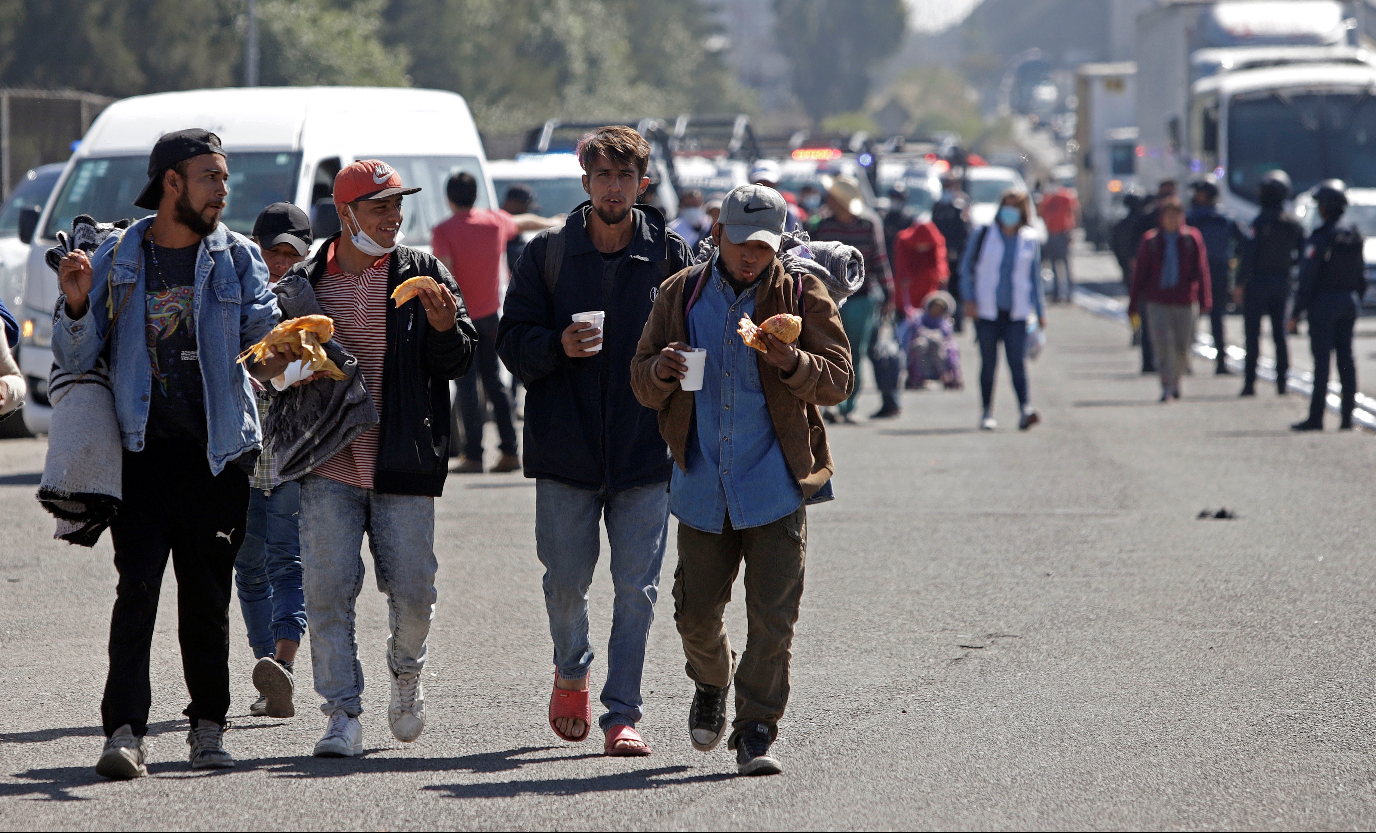La caravana migrante llegó este miércoles al estado mexicano de Puebla en su camino hacia la frontera con EE. UU. (Foto Prensa Libre: EFE)