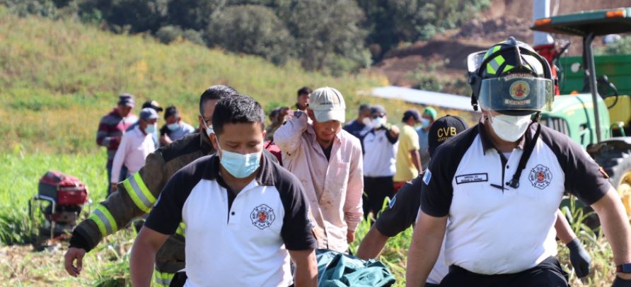 Bomberos rescatan a menor atrapado en maquina para triturar pasto. (Foto Prensa Libre: Bomberos Voluntarios)
