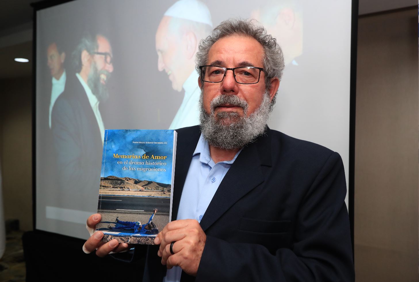 Mauro Verzeletti se retira de Guatemala después de 23 años de servicio a los migrantes. Una de sus últimas actividades fue la presentación de su libre. (Foto Prensa Libre: Elmer Vargas?