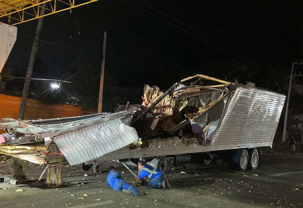 Testigos informaron a las autoridades que el conductor del transporte pesado viajaba a excesiva velocidad. (Foto Prensa Libre: AFP)