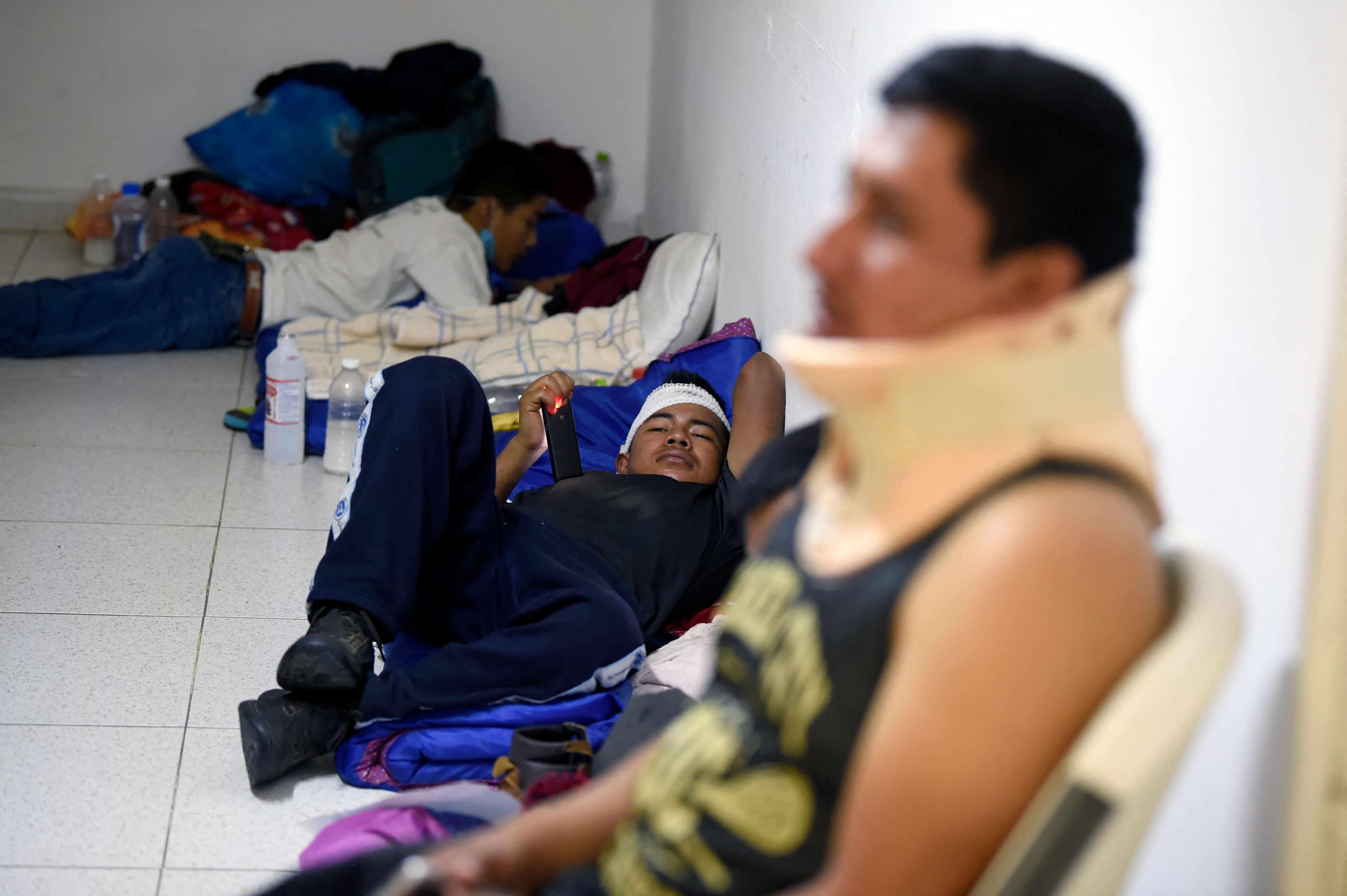 Los migrantes heridos en el accidente se recuperan en los hospitales a donde fueron llevados por socorristas. (Foto Prensa Libre: AFP)