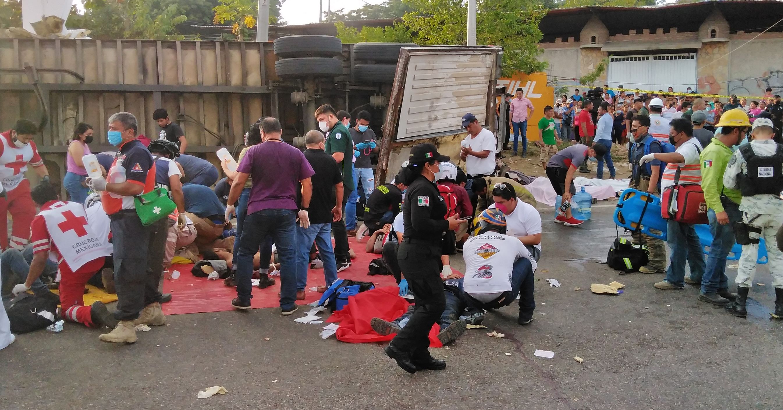 Más de 50 migrantes guatemaltecos y hondureños murieron este jueves 9 de diciembre en un accidente de camión en Chiapas, México. (Foto Prensa Libre: AFP)
