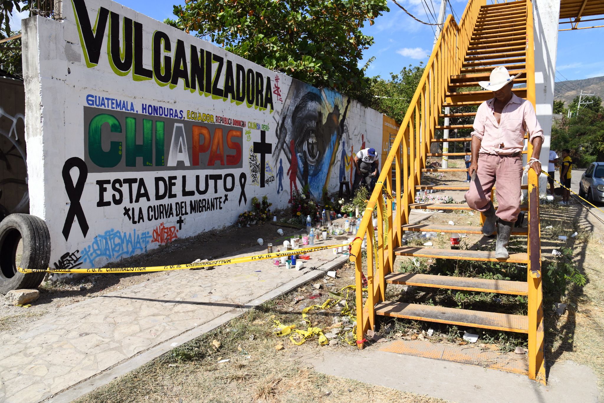 Al menos 56 personas murieron como consecuencia de un accidente de un tráiler en una carretera de Chiapa de Corzo, Chiapas, México, en una de las peores tragedias con migrantes de la historia. (Foto Prensa Libre:) 

