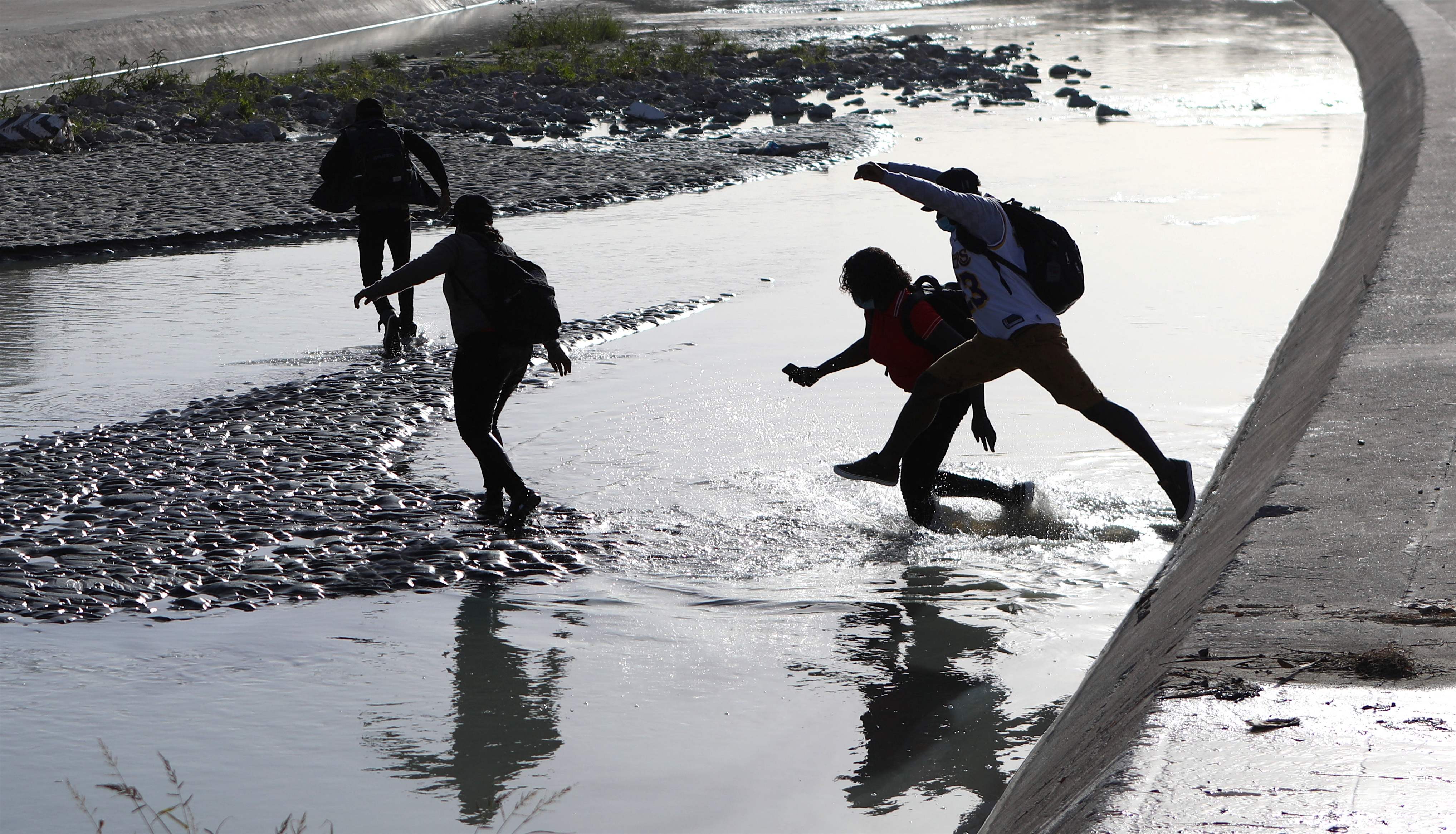 Migrantes centroamericanos y de Haití optan por solicitar asilo en EE. UU., pero tras la implementación del programa “Quédate en México” ahora deben esperar en la frontera. (Foto Prensa Libre: AFP)
