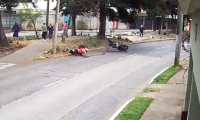 Momento del accidente en el que murió un motorista en la zona 5 de la capital. (Foto Prensa Libre: Tomada de video)