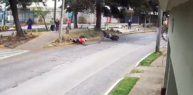 Video: Así fue el brutal accidente en el que murió un motorista en la zona 5 de la capital