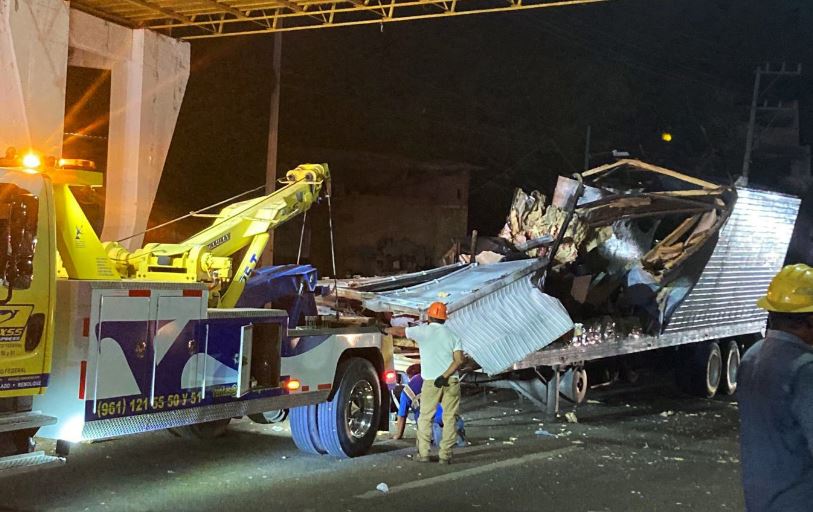 Furgón en el que se transportaban los migrantes que se accidentaron en Chiapas, México. (Foto Prensa Libre: AFP)